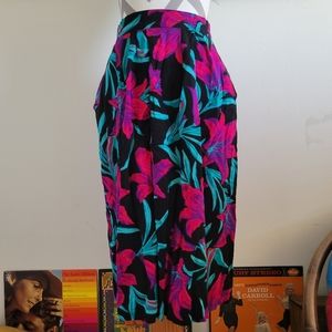In Group LTD | 80s Vintage Black & Pink Hibiscus Print Midi Skirt
